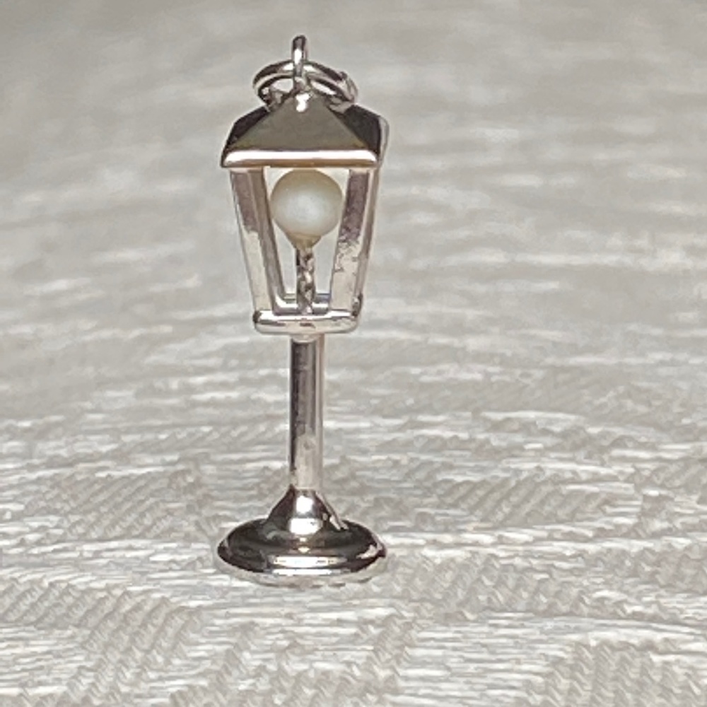 VTG Sterling Old-Fashioned Street Lamp Light Charm